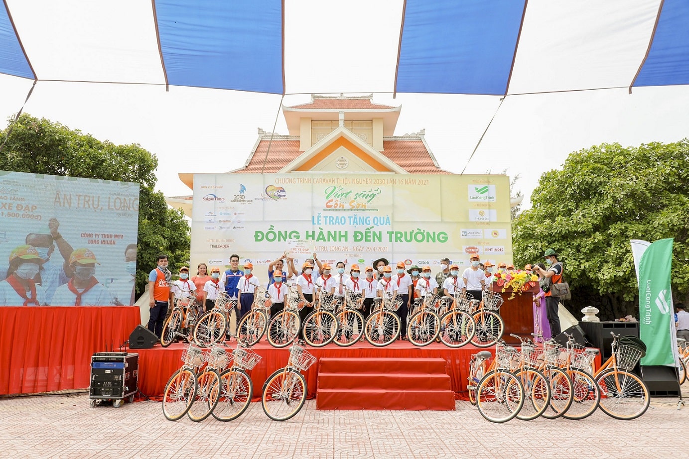 Chủ tịch Thắng Lợi Group - trao xe đạp cho học sinh tại Long An