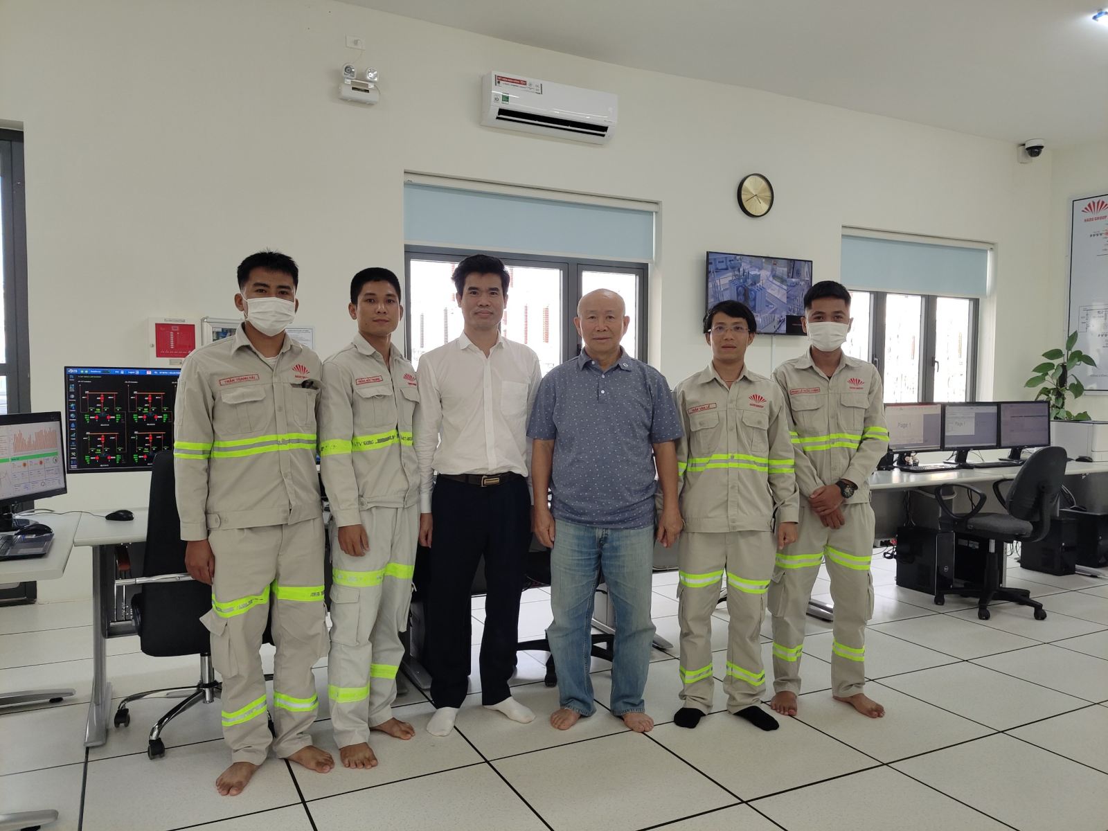 Chủ tịch tập đoàn Hà Đô Nguyễn Trọng Thông (hàng đầu tiên thứ 4 từ trái sang) thăm và làm việc tại công trường Nhà máy ĐMT Hà Đô Ninh Phước